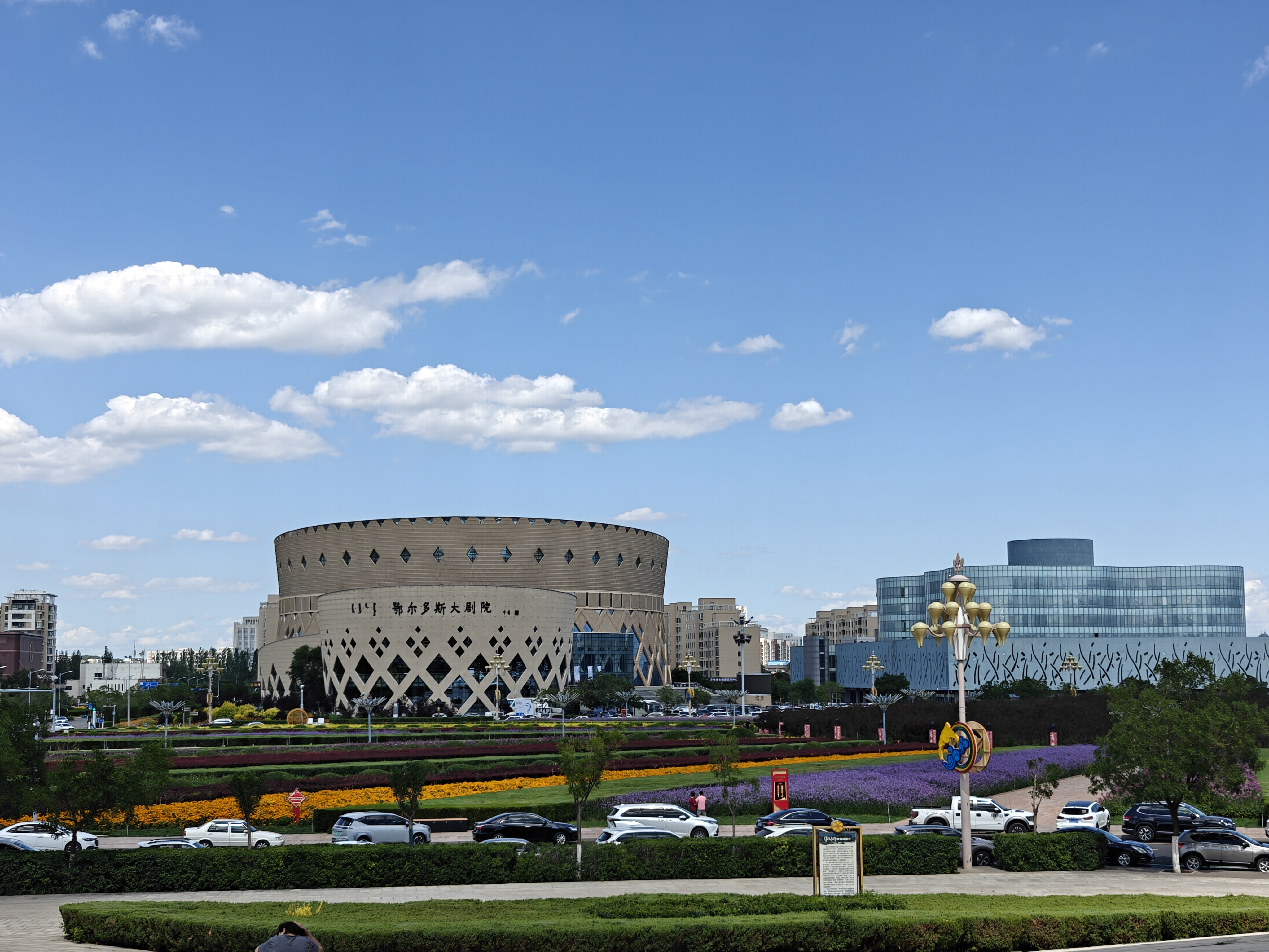 鄂尔多斯博物馆外面